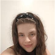 Profesora de Educación Infantil, también especializada en clases de primaria como matemáticas, lengua o inglés.